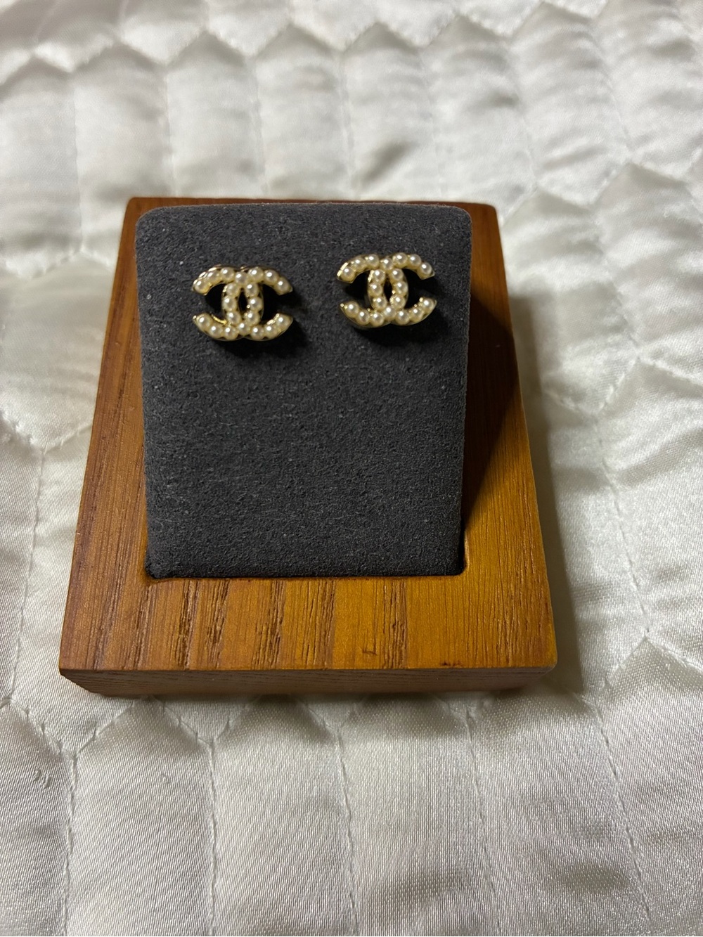 ChaneI Seed Pearl Logo Stud Earrings For Pierced Ears - Picture 4 of 5